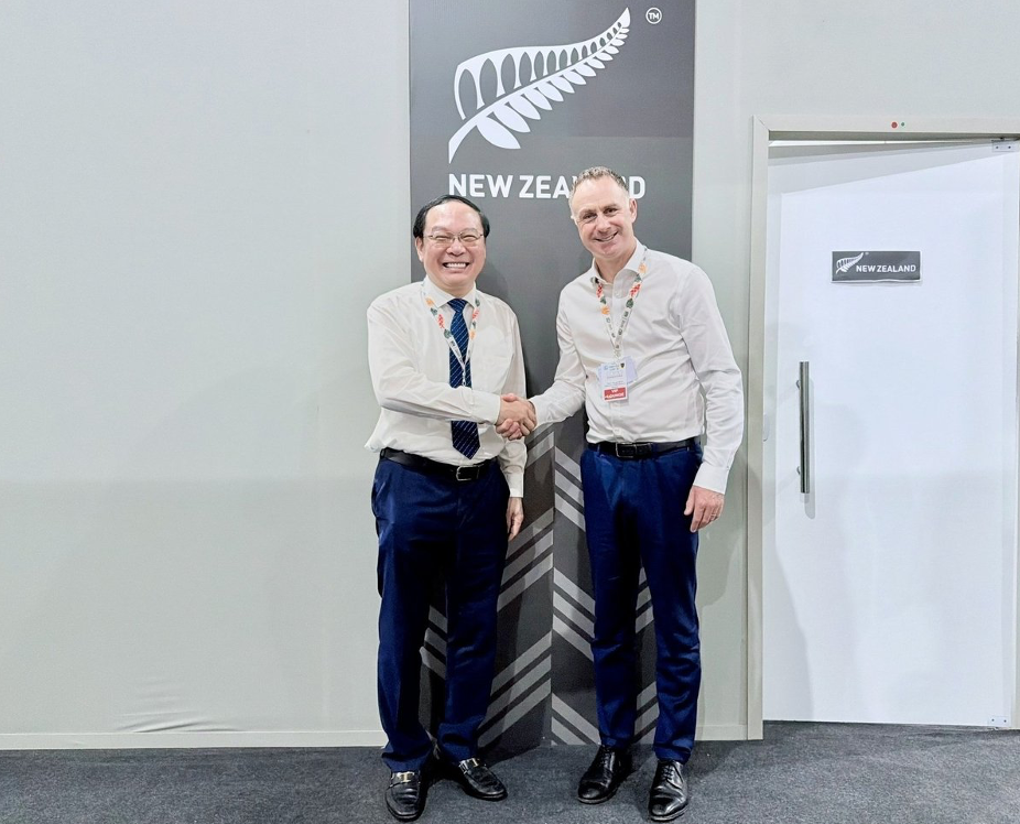 Deputy Minister Le Cong Thanh meets with New Zealand’s Minister for Climate Change on the sidelines of COP30